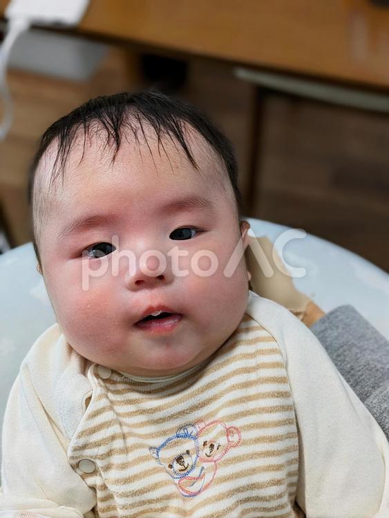 じっと見つめる赤ちゃん 赤ちゃん,男の子,子供の写真素材