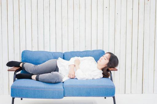 部屋で昼寝をする若い女性 部屋で昼寝をする若い女性 枕,回復,ストレスの写真素材
