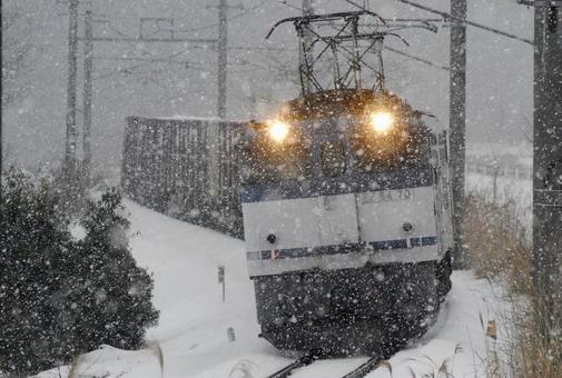EF64 貨物列車 伯備線 雪 EF64 貨物列車 伯備線 雪 鉄道,電車,線路の写真素材