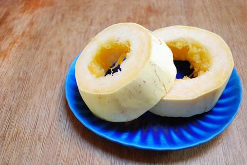 スライスしてワタを取った金糸瓜 そうめんカボチャ,野菜,南瓜の写真素材