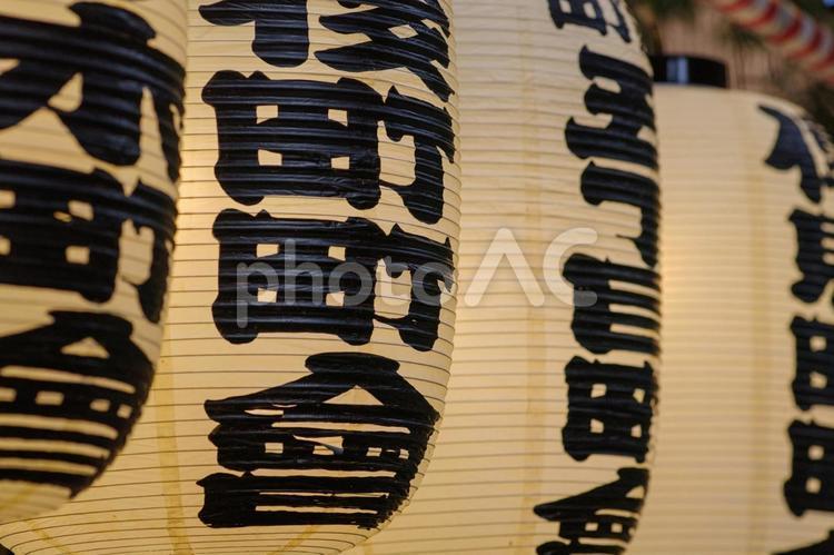 東京赤坂にある氷川神社の提灯 伝統的な,境内,提灯の写真素材