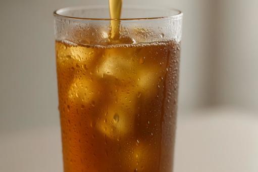 冷たい麦茶グラス 冷たい麦茶グラスの写真