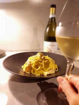カルボナーラと白ワイン カルボナーラと白ワイン カルボナーラ,パスタ,イタリア料理の写真素材