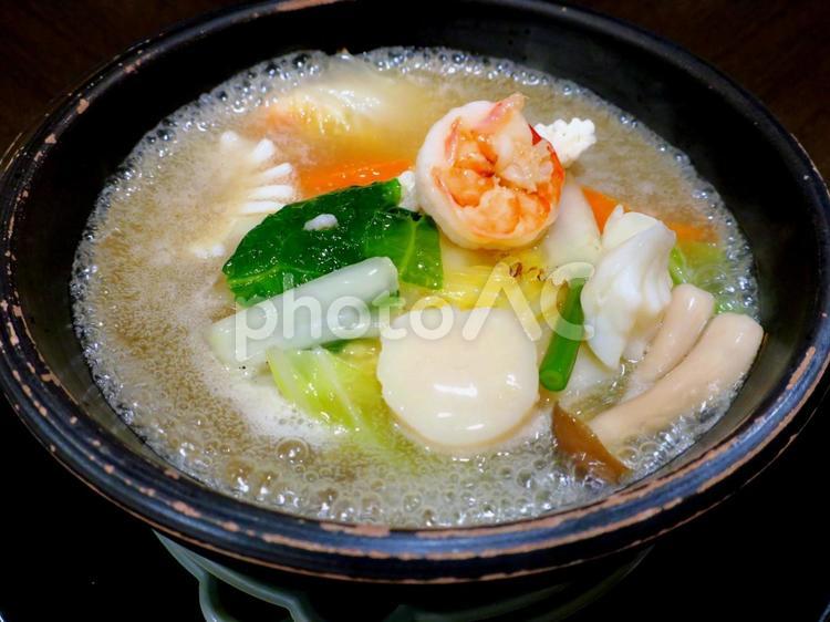 鉄鍋でグツグツの野菜と魚介のあんかけ 魚介,スープ,濃厚の写真素材
