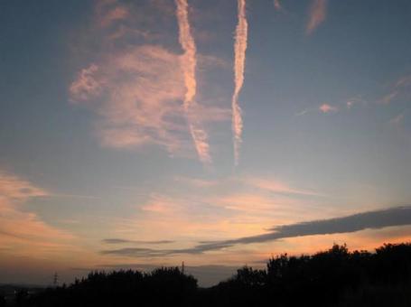 夏の夕焼けと飛行機雲 夏の夕焼けと飛行機雲の写真