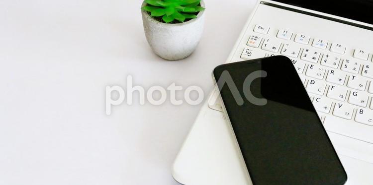ビジネスアイテム　スマホとパソコン　同期 ビジネスアイテム,スマホ,ノートパソコンの写真素材