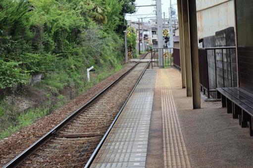線路と駅のホームのある風景 線路と駅のホームのある風景の写真