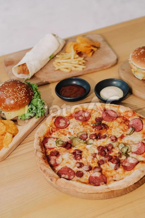 真上から見たピザやハンバーガーなど ハンバーガー,ピザ,ナチョスの写真素材