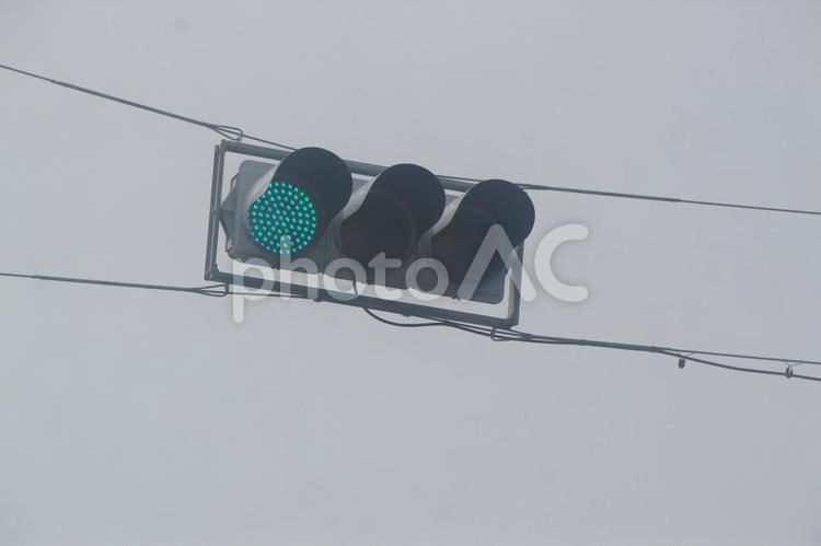ワイヤー吊り信号機 ワイヤー吊り信号機,変わった信号,青信号の写真素材