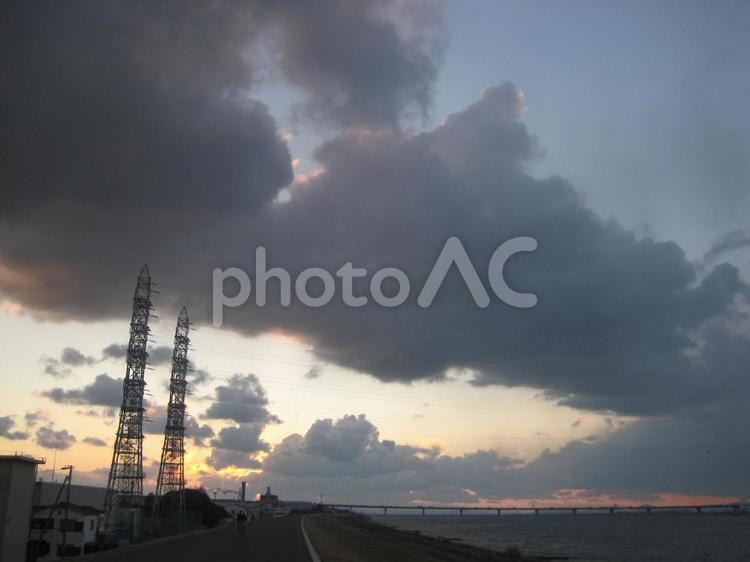 夕暮れ 土手,夕暮れ,夕焼けの写真素材