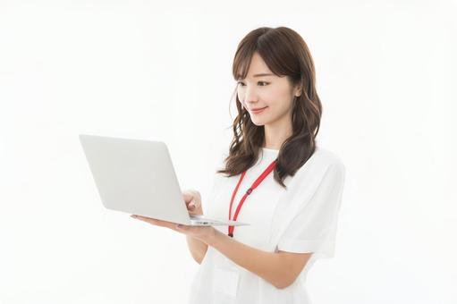 若い女性 ノートパソコン 若い女性 ノートパソコンの写真