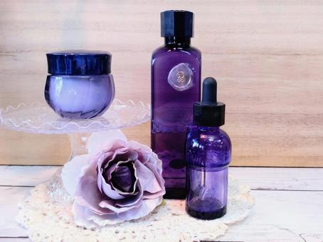 綺麗なパープルのコスメボトル 綺麗なパープルのコスメボトル 化粧品,コスメ,化粧水の写真素材