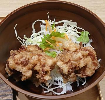 カリカリ唐揚げ、サラダ カリカリ唐揚げ、サラダ サラダ,唐揚げ,揚げ物の写真素材
