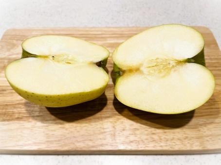 りんご（シナノゴールド）を半分に１２ りんご,シナノゴールド,半分の写真素材