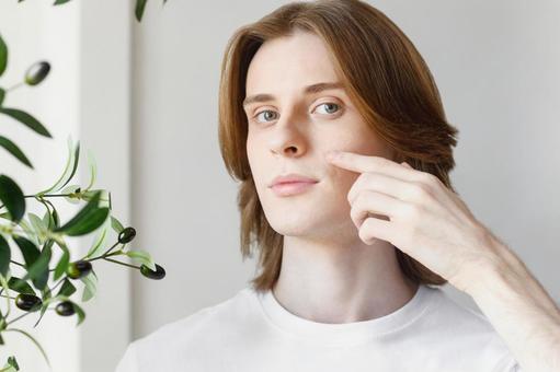 頬を指で触るカメラ目線の男性 男性,外国人,欧米人の写真素材