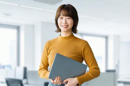 パソコンを持つ女性・ビジネスウーマン 女性,パソコン,笑顔の写真素材