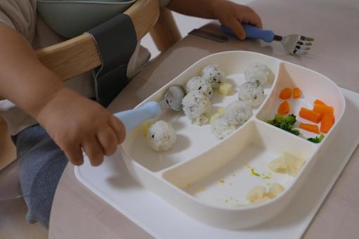 カトラリーを握って幼児食を食べる子ども 子ども,カトラリー,幼児食の写真素材