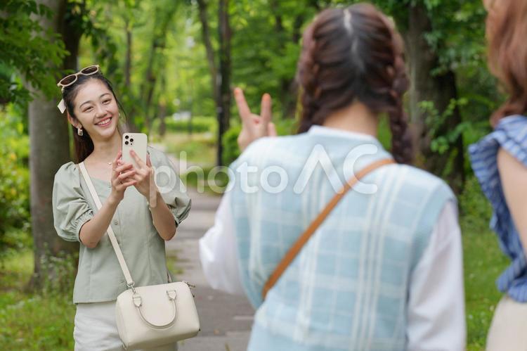 スマートフォンで友達の写真を撮る女性 女子旅,女性,日本人の写真素材