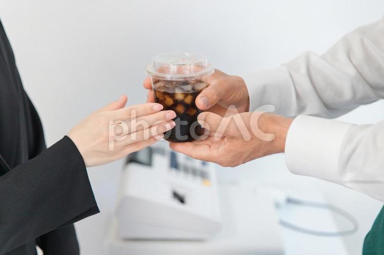 コンビニでコーヒーを買う女性 コーヒー,アイスコーヒー,コンビニの写真素材