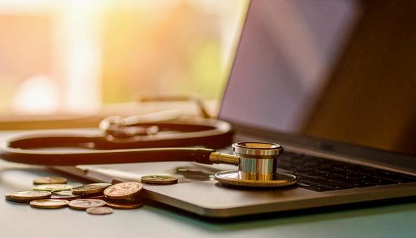 医療費のイメージ パソコン お金 聴診器 医療費のイメージ パソコン お金 聴診器の写真