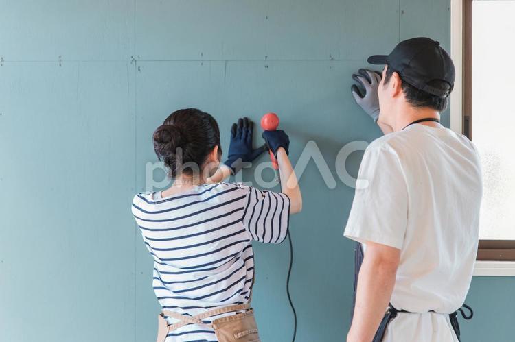 電動ドライバーを使う日本人の男女 diy,リフォーム,リノベーションの写真素材