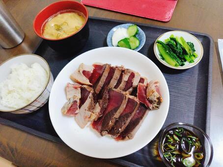 かつおのたたき定食 かつおのたたき,料理,フードの写真素材