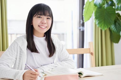 Japanese junior high school girls doing homework in the living room, JPG Japanese junior high school girls doing homework in the living room, JPG