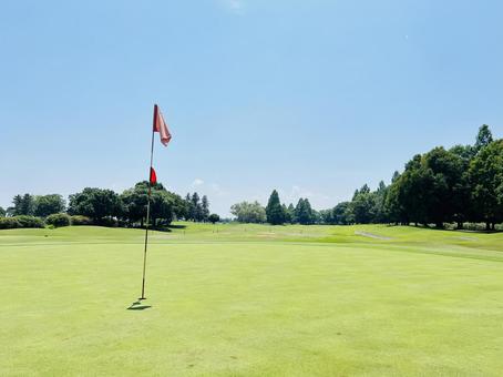 広々としたゴルフ場のグリーン 広々としたゴルフ場のグリーン ゴルフ場,グリーン,ピンの写真素材