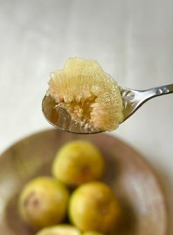 いちじくをスプーンにすくって食べる（縦） イチジク,無花果,果物の写真素材