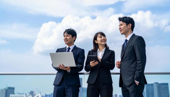 就職・転職 青空に立つスーツ姿の男女 就職・転職 青空に立つスーツ姿の男女の写真