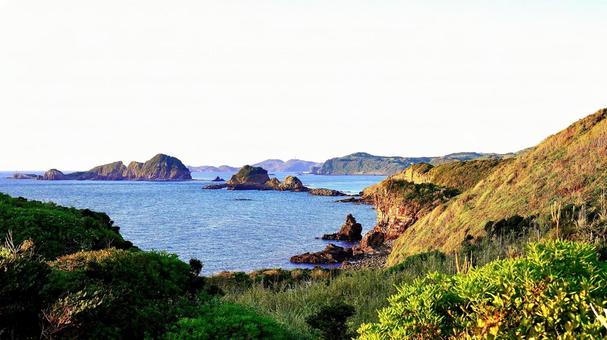 長崎県壱岐市猿岩がある場所から見える風景 長崎県壱岐市猿岩がある場所から見える風景 猿岩,海,空の写真素材