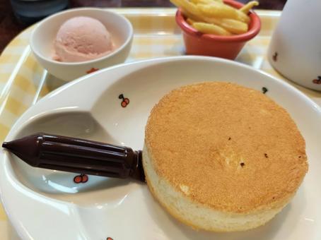 チョコペンの付いたパンケーキセット チョコペンの付いたパンケーキセットの写真