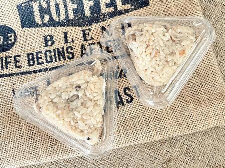 三角おにぎり 三角,おにぎり,ごはんの写真素材