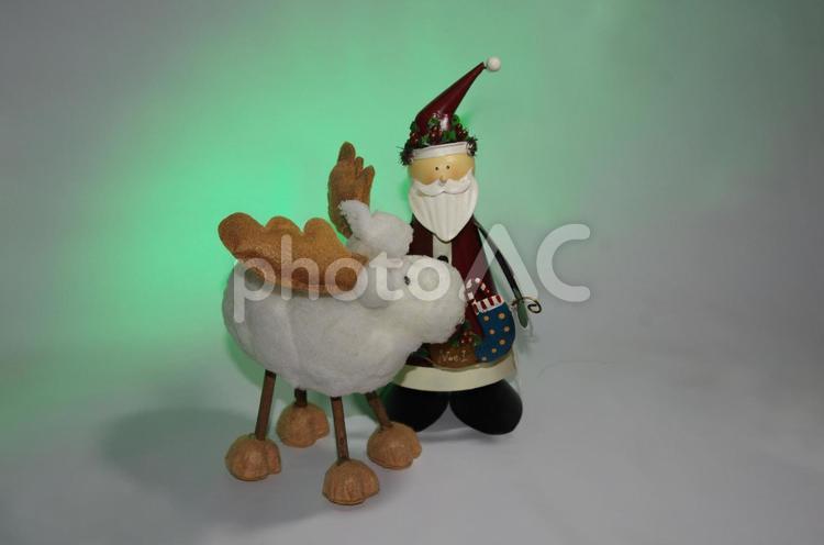 サンタとトナカイ（グリーン） クリスマス,サンタクロース,となかいの写真素材