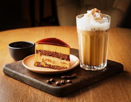 アイスカフェラテとチョコレートケーキ アイスカフェラテとチョコレートケーキの写真