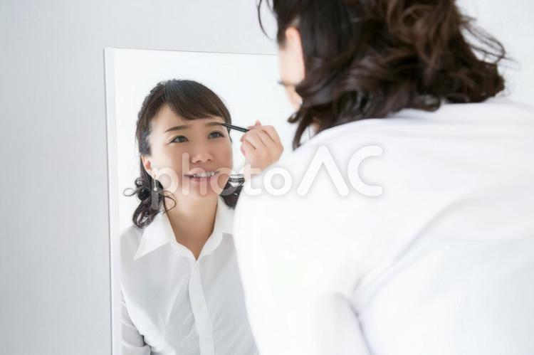 まゆげを書く女性（笑顔） アイブロウ,眉毛,まゆげの写真素材