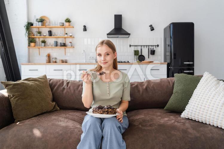 カメラ目線でこれからケーキを食べる女性 女性,人物,見るの写真素材