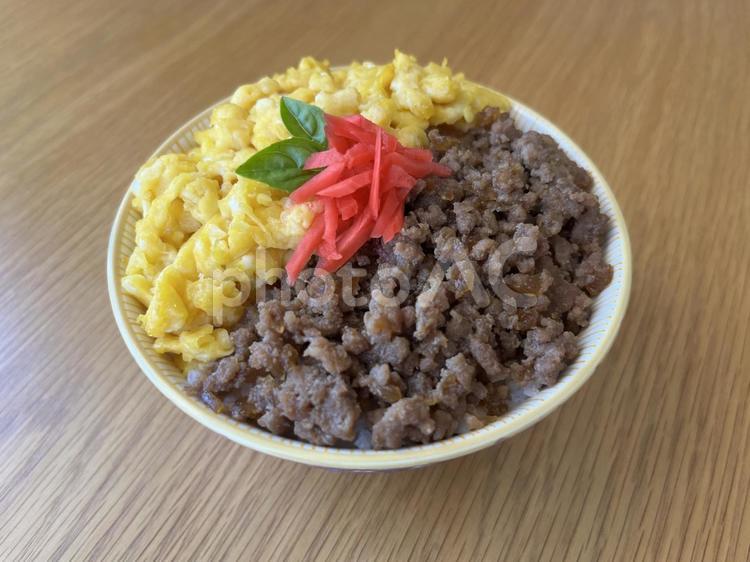 手作りの二食丼１ 二色丼,2色丼,そぼろの写真素材