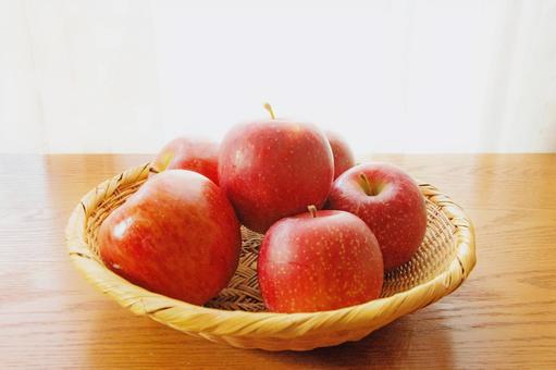 窓辺の光を受けて輝くざるにのせた赤い林檎 りんご,果物,綺麗の写真素材