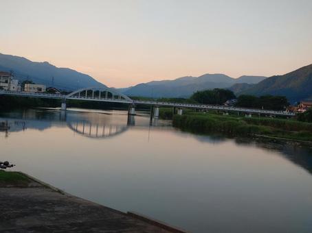 夕暮れの川の風景 夕暮れの川の風景 自然,壁紙,山の写真素材