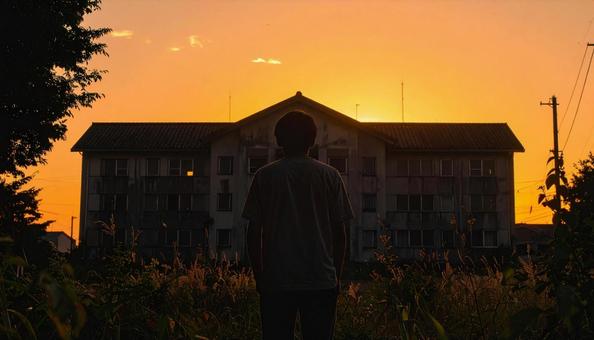 廃墟に佇むシルエット 廃墟に佇むシルエットの写真