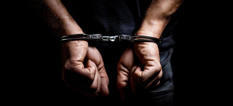 手錠をかけられた男性の手の写真