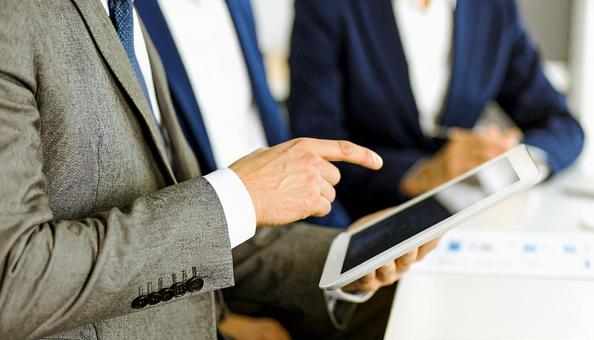 タブレット端末で会議・打ち合わせする社員 タブレット端末で会議・打ち合わせする社員の写真