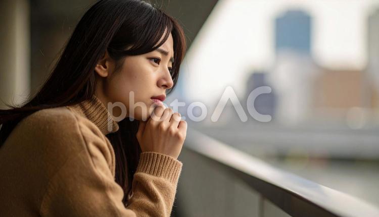 困った顔で手を顎に当てる若い女性 困惑,頭痛,病気の写真素材