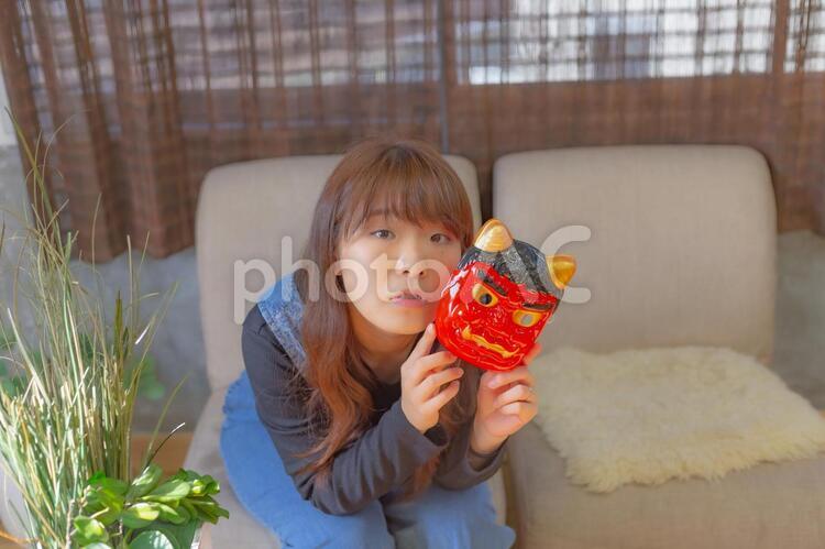 鬼のお面を持つ女性 節分,2月2日,2021年の写真素材