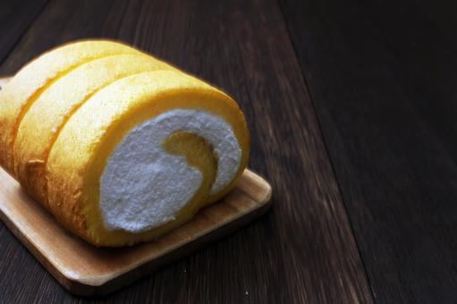 クリームたっぷりロールケーキ クリームたっぷりロールケーキ ロールケーキ,クリーム,スポンジケーキの写真素材
