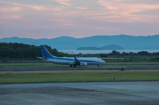 夏の夕方の光に照らされる航空機 夏の夕方の光に照らされる航空機の写真