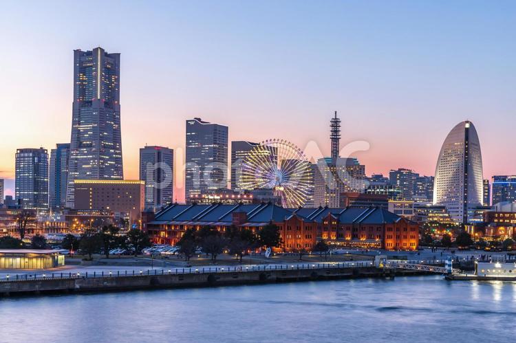 みなとみらいの夜景 夕方,夜景,海の写真素材