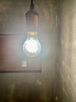壁を照らす裸電球の灯り 壁を照らす裸電球の灯りの写真