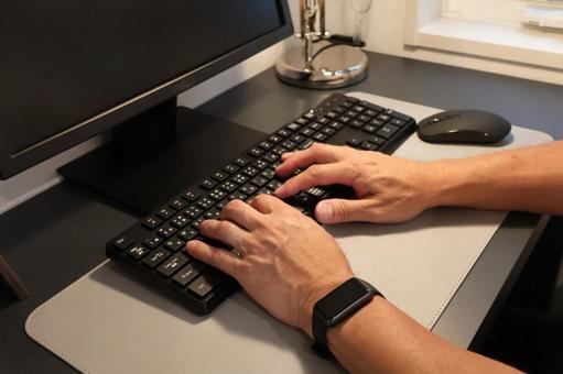 パソコンのキーボードを触る男性 在宅副業 パソコンのキーボードを触る男性 在宅副業 パソコン,男性,ビジネスの写真素材